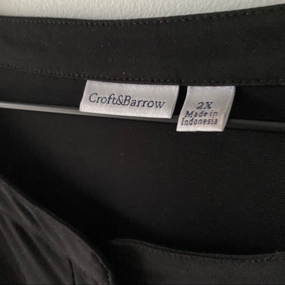 Flattering black top - Picture 7 of 9